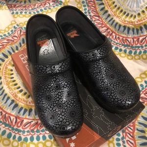Dansko Pro XP Medallion Black. Worn once! Size 40
